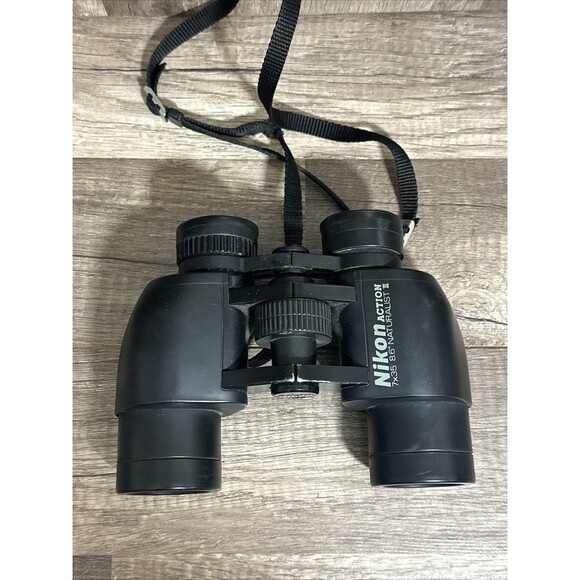 Nikon Action 7x35 8.6° Naturalist III Binoculars With Strap - Picture 1 of 9